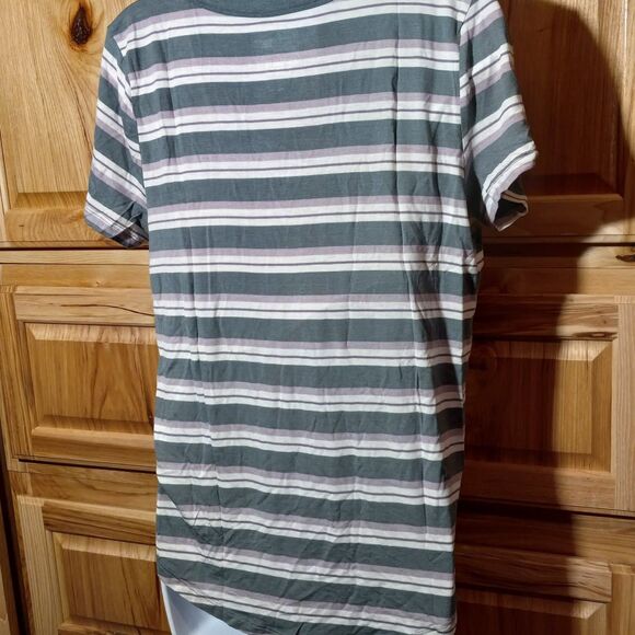 SO V Neck Tees | Women’s Size Medium | Bundle of 2 - Picture 4 of 13